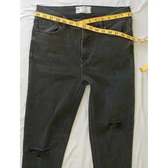 Free People Skinny Ankle Black Distressed Ripped Jeans 61855-16515125 Size W28 - Picture 4 of 7